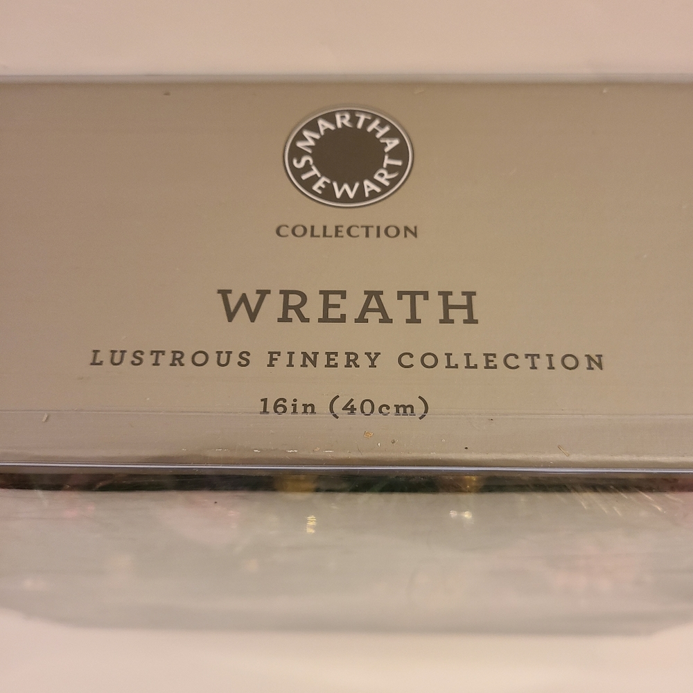 Wreath Martha Stewart Lustous Finery Collection 38"round x 4" thick - Picture 3 of 8